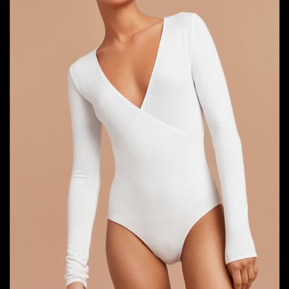 ❤️🔥Aritzia Crossover Bodysuit❤️🔥 - Picture 1 of 7